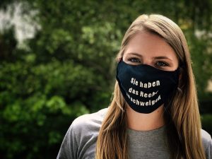 Maske mit der Aufschrift "Sie haben das Recht zu schweigen" by Katharina Reuschel
