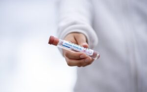 AK hilft zahnarztangestellten die wegen corona gekuendigt wurden titelbild rechteasy
