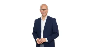 schoenherr beraet imwind bei verkauf eines wind und solarpark portfolios an wien energie min